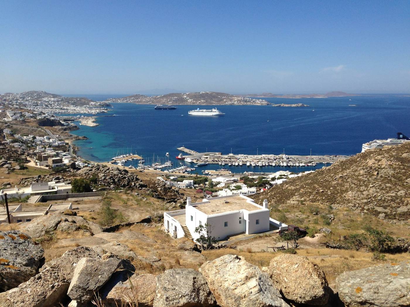 Λευκό κυκλαδίτικο σπίτι πάνω από το λιμάνι της Μυκόνου – αγορά ακινήτου