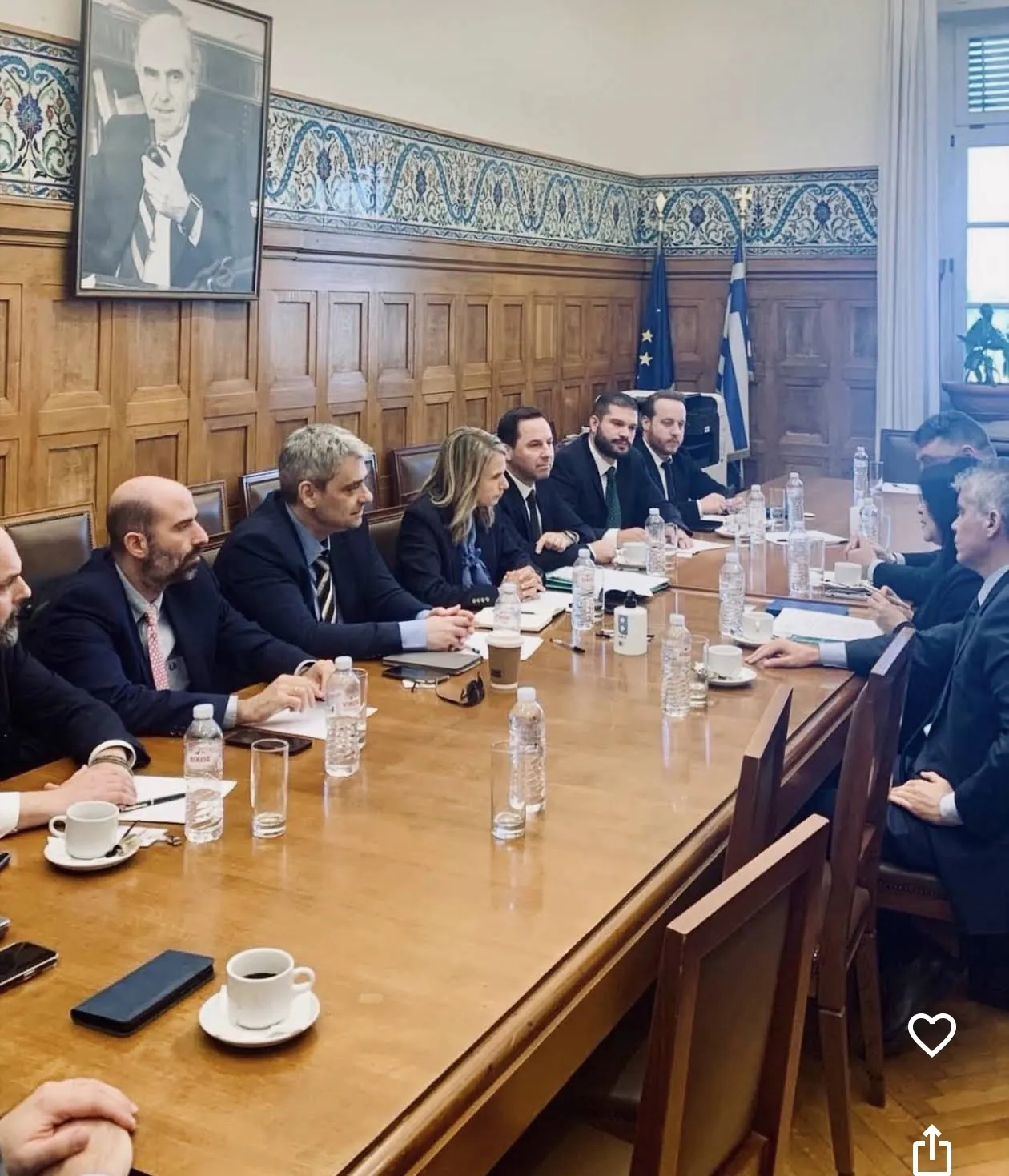 Ο Δημήτρης Κατσάμπουλας σε αίθουσα συνεδριάσεων